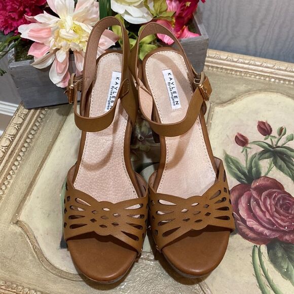 Kayleen Los Angeles Queen Studded Sandals Sz 8.5 NWOT - Picture 10 of 16